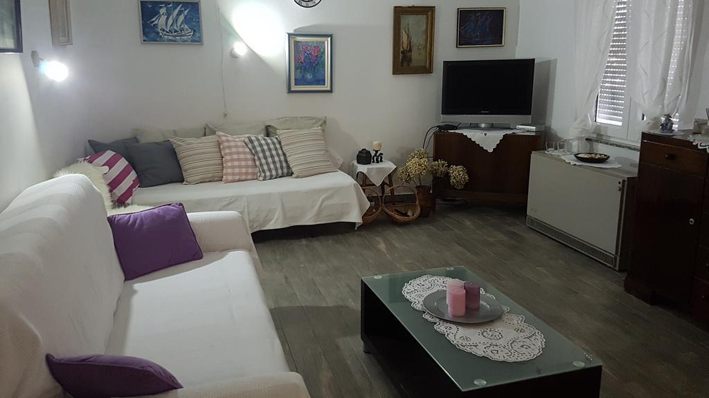 Holiday House Altea Banjole Bagian luar foto